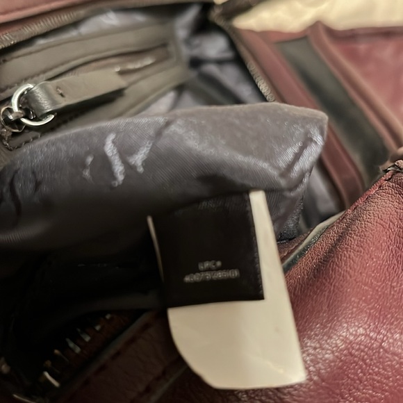 Vera Wang hobo satchel. 2 tone has several pockets. Burgundy and Black Ombré. - Picture 7 of 7